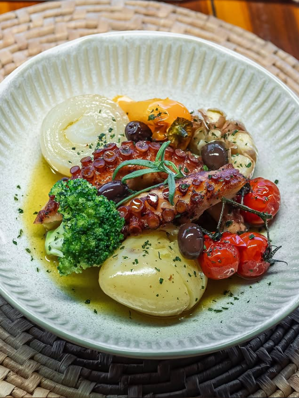 Polvo grelhado com tomate, brócolis e azeitonas