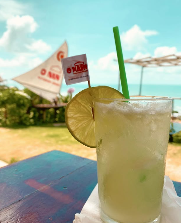 Drink cítrico com vista para o mar no O Nain