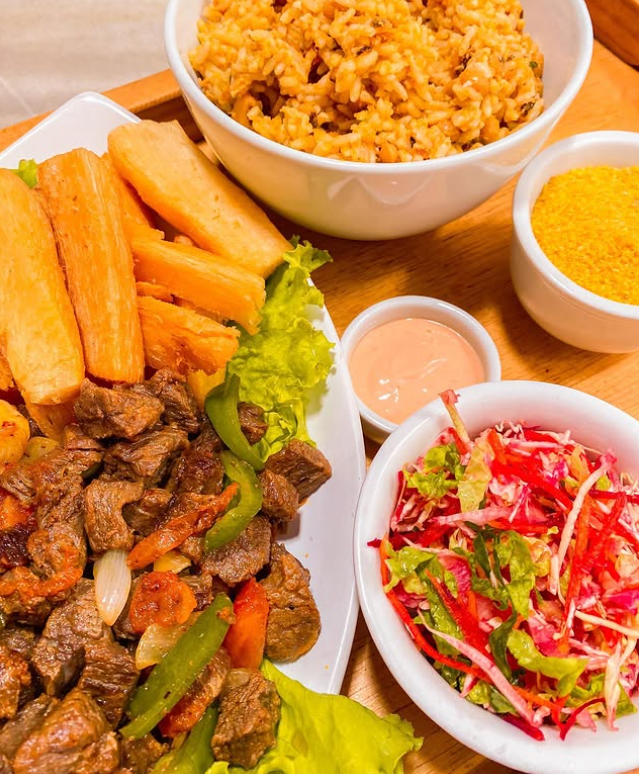 Prato com carne, macaxeira e acompanhamentos no O Nain