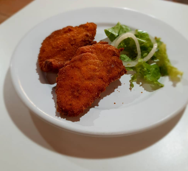 Filés empanados com salada no K'noa