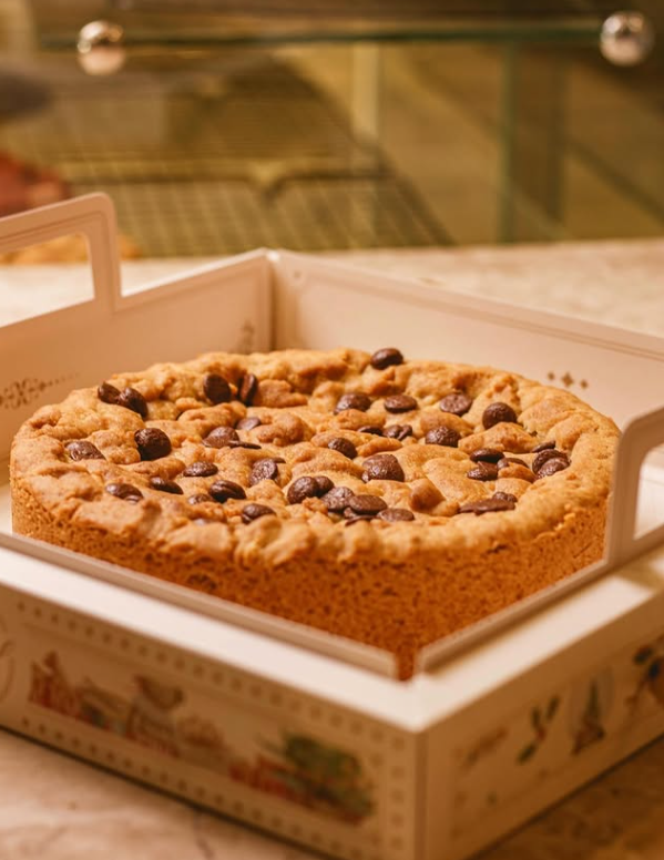 Cookie gigante com gotas de chocolate