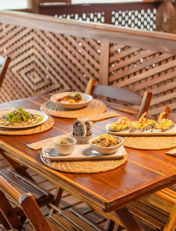 Mesa posta com pratos variados no Sal & Mar