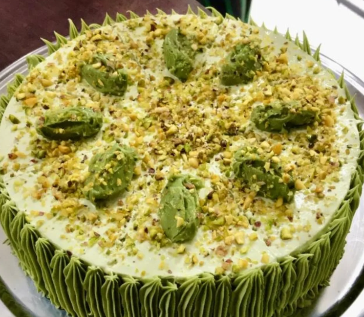 Bolo de pistache decorado servido no Gusto Italiano