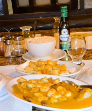 Camarão ao molho com arroz servido no Cabana