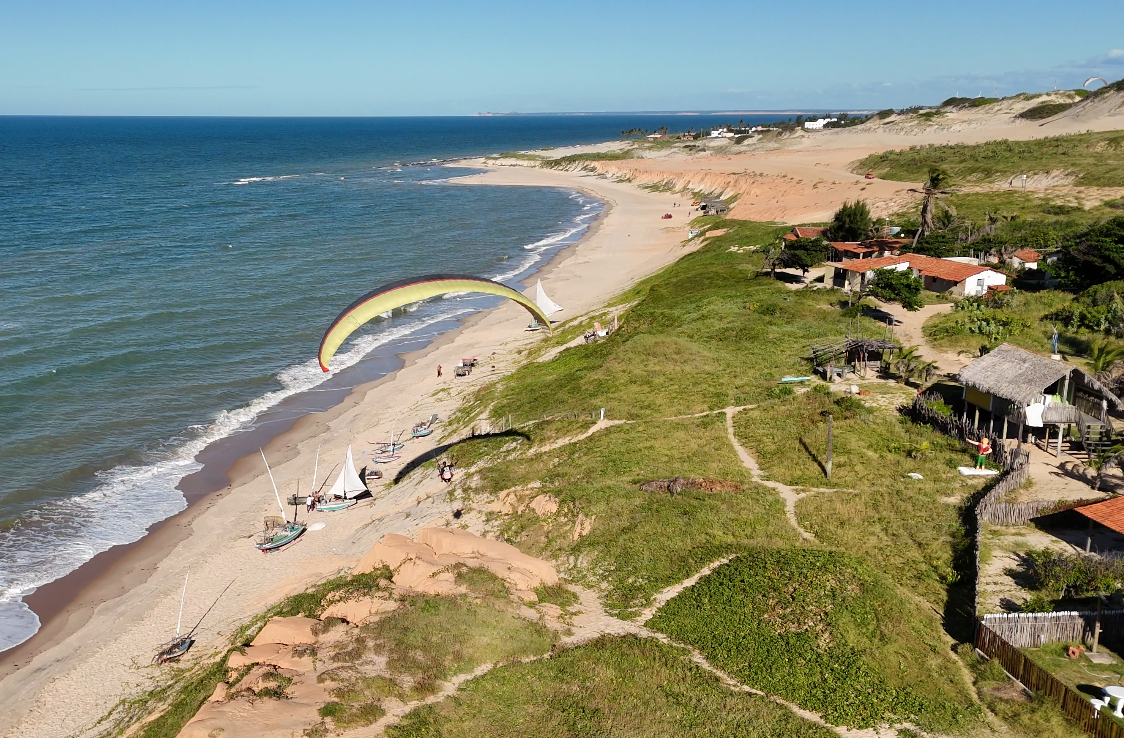Parapente colorido sobre as falésias de Canoa Quebrada
