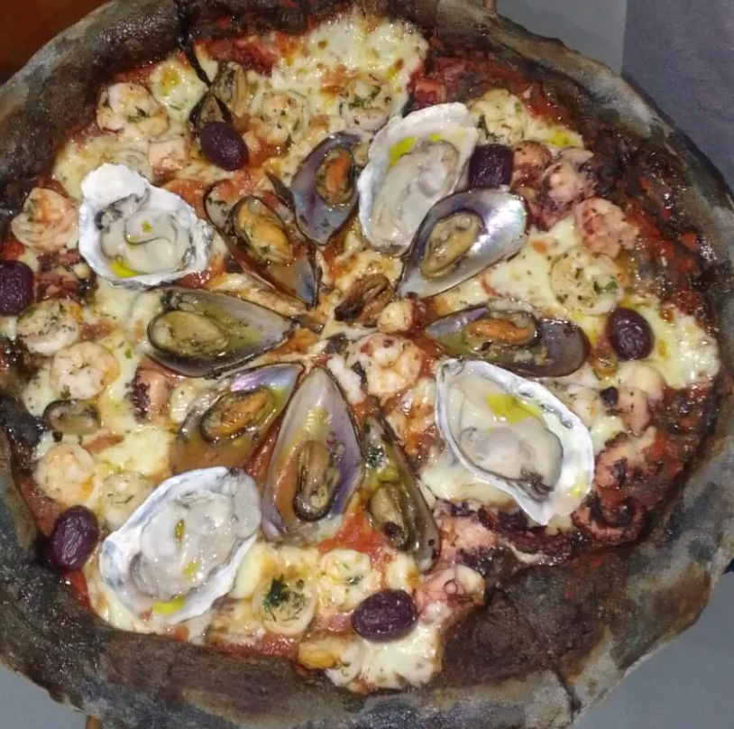 Pizza de frutos do mar com ostras, mexilhões e camarão no Gusto Italiano