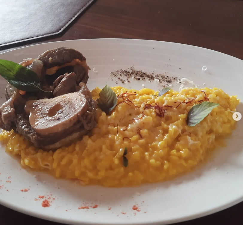 Ossobuco com risoto de açafrão servido no Gusto Italiano