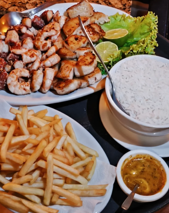 Travessa de frutos do mar grelhados com arroz e fritas no Cabana