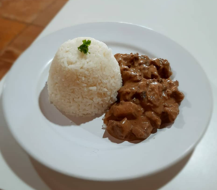 Arroz com estrogonofe servido no K'noa