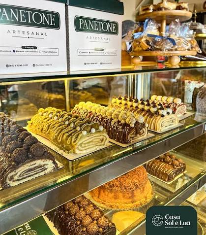 Vitrine com rocamboles, bolos e panetones artesanais